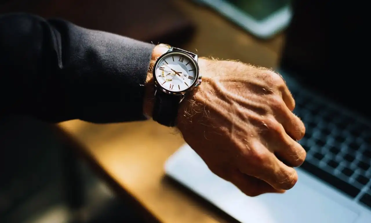 Montre dans la main gauche